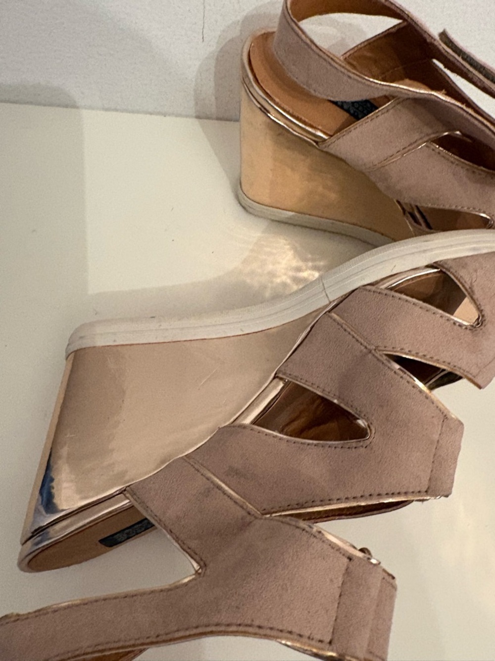 Deena & Ozzy Taupe Sandal with Metallic Rose-Gold Toe - Picture 3 of 5